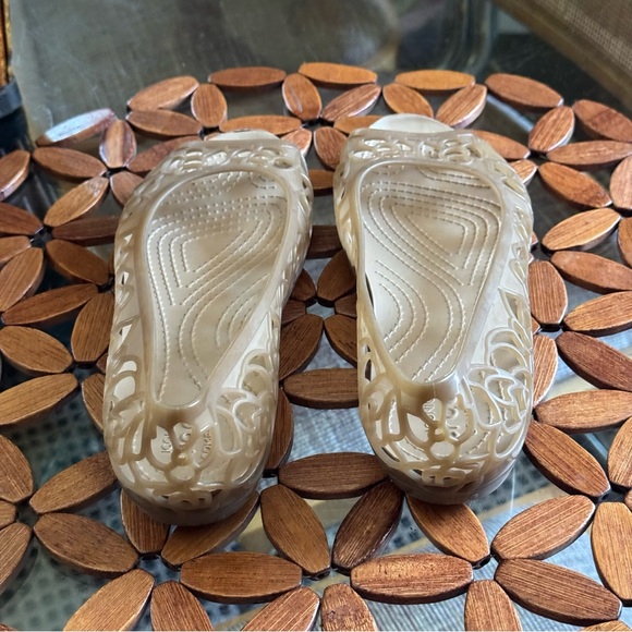 Crocs Isabella Jelly Flat: Peep-Toe Style with Gemlitetranslucent Uppers - Picture 5 of 13